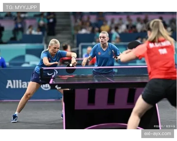 规则拆解型：足球比赛中交换场地的触发条件和执行流程是什么？